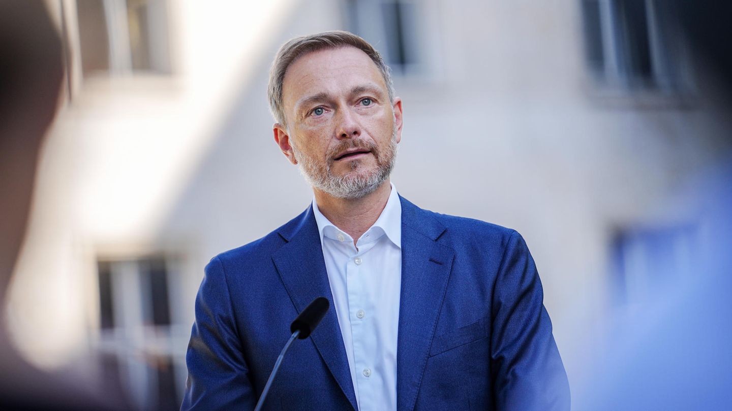 Was sonst noch im Gespräch ist Aus unterschiedlichen politischen Lagern gibt es Forderungen, parallel zur Einführung der Gasumlage ein weiteres Entlastungspaket zu schnüren. Was dies enthalten und an wen es sich genau richten soll, ist aber umstritten. Im Raum stehen eine Reform des Wohngelds, mehr Pendlerpauschale, eine Verlängerung des 9-Euro-Tickets und mehr Kindergeld. Finanzminister Christian Lindner (FDP) sieht dafür in diesem Jahr aber keinen finanziellen Spielraum mehr. Er will im nächsten Jahr handeln und unter anderem Eckwerte bei der Einkommensteuer verschieben. Dadurch würde der Staat weniger von der hohen Inflation profitieren. In Euro und Cent käme bei Geringverdienern aber weniger an als bei Topverdienern. Die Koalitionspartner SPD und Grüne wollen daher weitere Entlastungen gezielt für Menschen mit wenig Geld.