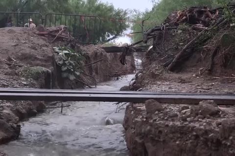 Video: Wasser behindert Suche nach vermissten Bergleuten