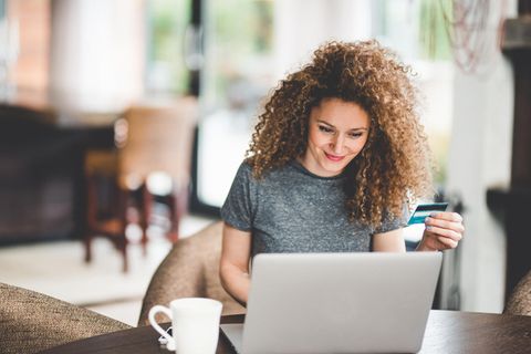 Ein Girokonto mit Online-Banking sollte nicht mehr als 60 Euro im Jahr kosten