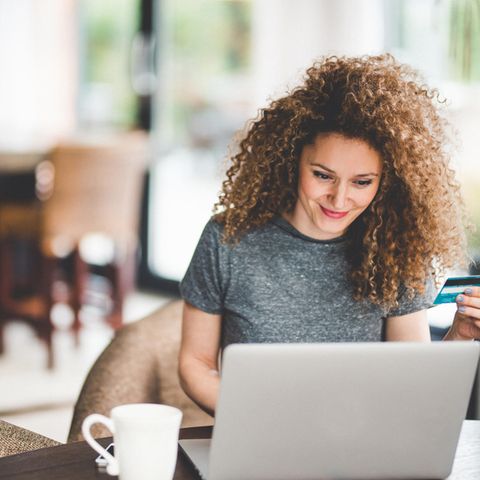 Ein Girokonto mit Online-Banking sollte nicht mehr als 60 Euro im Jahr kosten