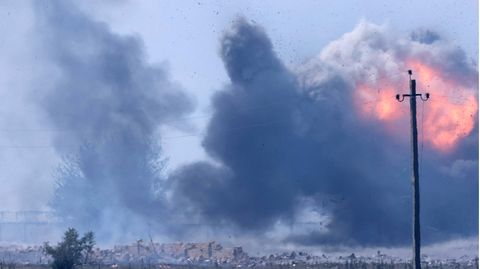 Nach einer Explosion in einem provisorischen Munitionslager steigen Rauch und Flammen auf