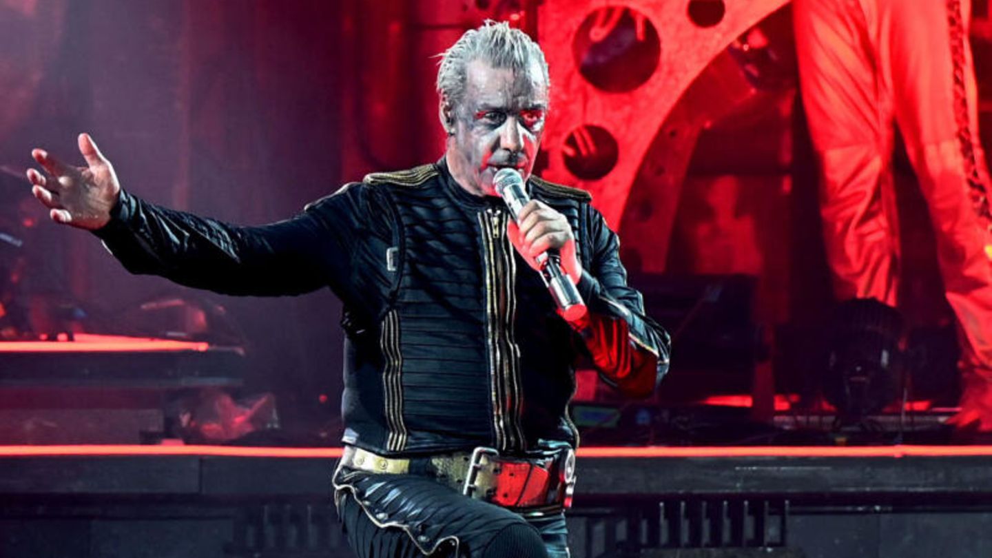 Rammstein-Sänger Till Lindemann bei einem Konzert