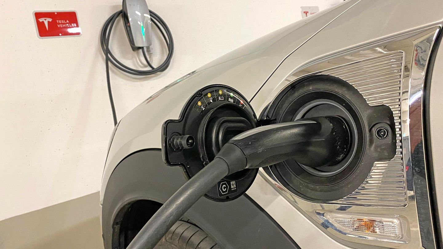 Ein Auto lädt an einer Wallbox Strom