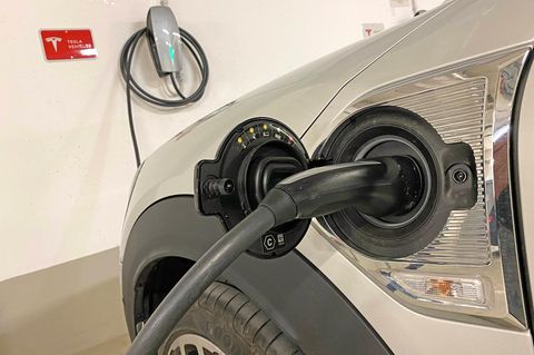 Ein Auto lädt an einer Wallbox Strom