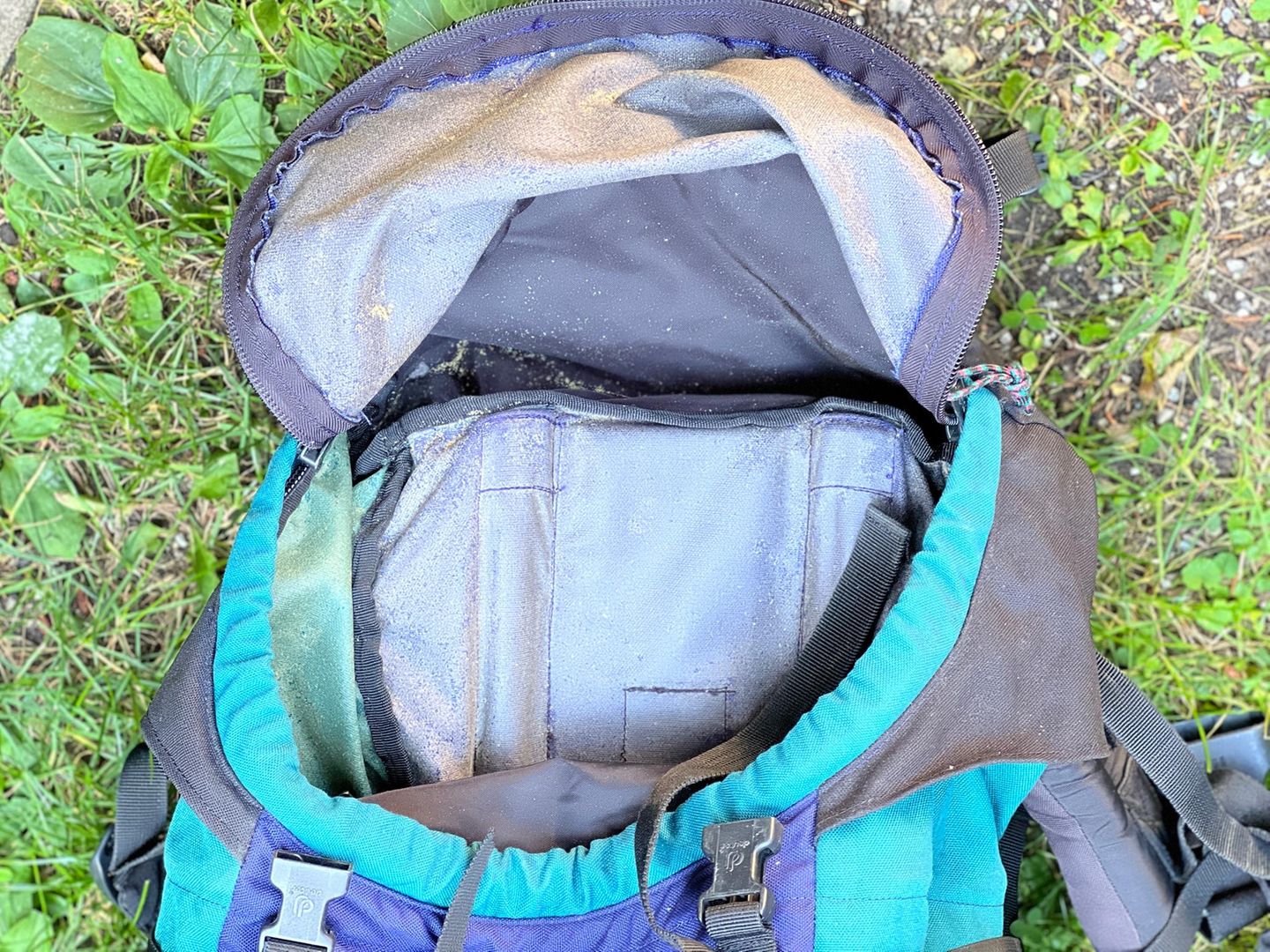 Bröselnde Innenbeschichtung eines Outdoor-Rucksacks