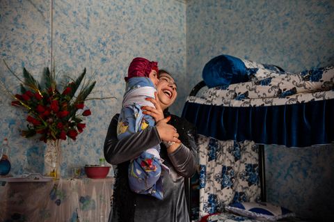 Gefägnisinsassin Nafas kümmert sch um das Baby einer Gefängniswärterin in Afghanistan