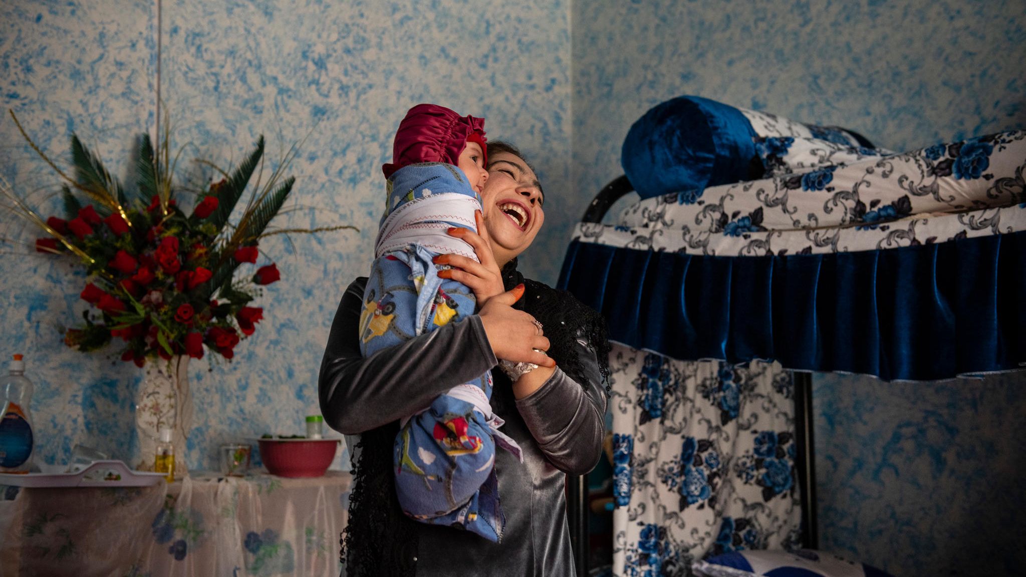 Gefägnisinsassin Nafas kümmert sch um das Baby einer Gefängniswärterin in Afghanistan