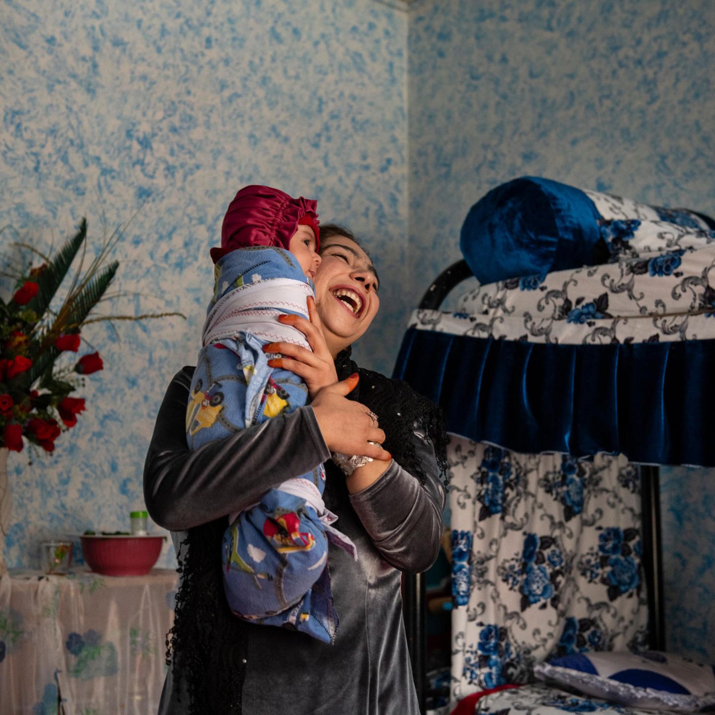 Gefägnisinsassin Nafas kümmert sch um das Baby einer Gefängniswärterin in Afghanistan