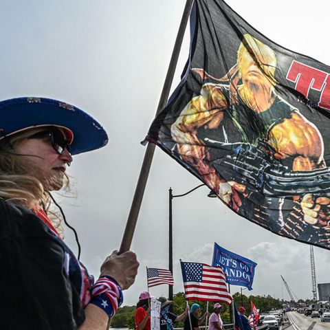Razzia bei Ex-US-Präsidenten: "Defund the FBI" – wie sich Trump-Anhänger ausgerechnet bei "Black Lives Matter" bedienen