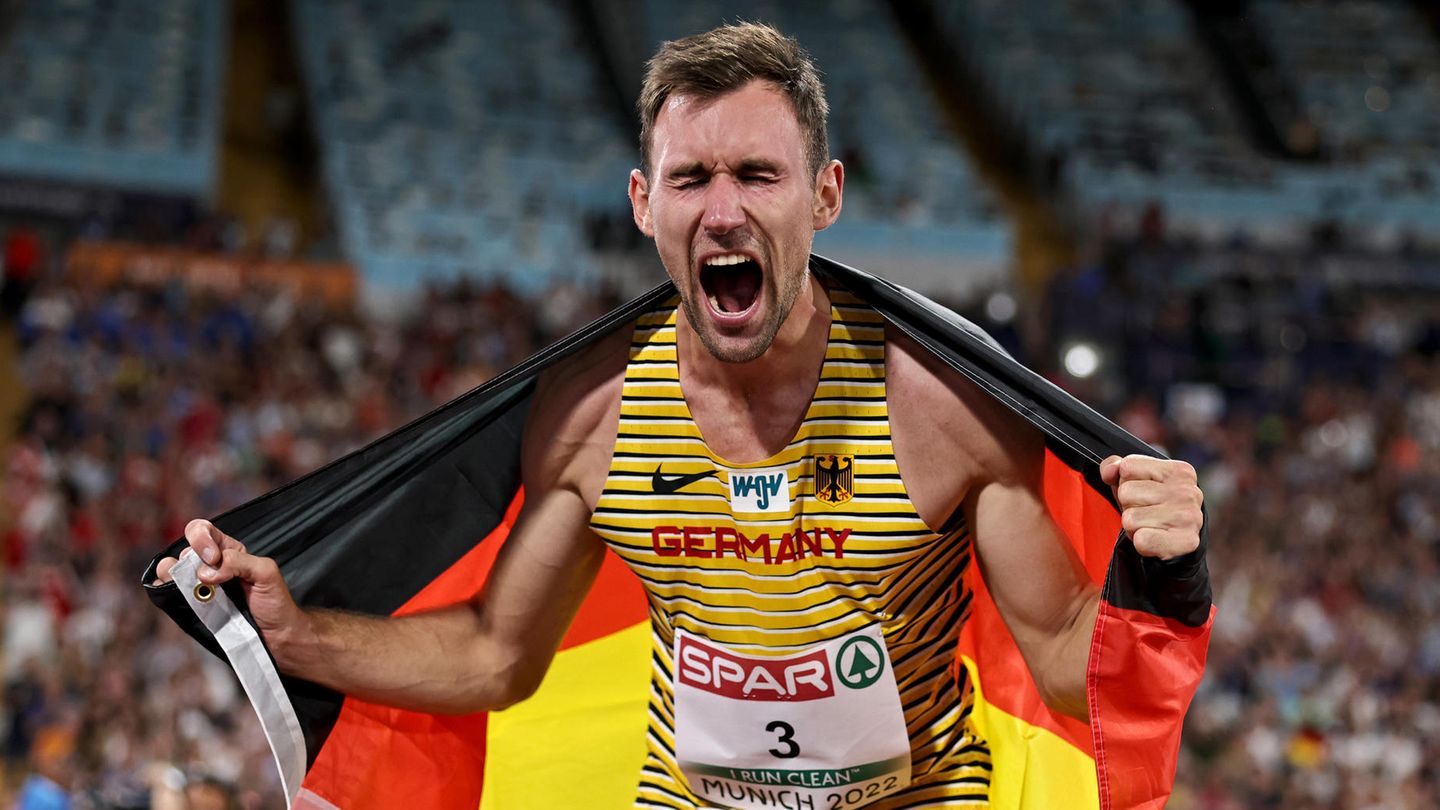 GOLD: Niklas Kaul im Zehnkampf. Der Mainzer hat nach einem sensationellen Endspurt noch die Goldmedaille bei der EM in München gewonnen. Damit feierte der 24-Jährige nach dem WM-Coup von 2019 den zweiten großen Triumph seiner Karriere. Mit 8545 Punkten siegte er vor dem Schweizer Simon Ehammer, der auf 8468 Punkte kam. Der Mainzer hatte vor den letzten beiden Disziplinen noch auf dem siebten Rang gelegen, schaffte aber mit 76,05 Metern im Speerwurf und einem starken 1500-Meter-Lauf in persönlicher Bestzeit von 4:10,04 Minuten noch die überraschende Wende. Der frühere WM-Dritte Kai Kazmirek von der LG Rhein-Neuwied kam auf Platz acht mit 8151 Punkten.