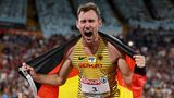 GOLD: Niklas Kaul im Zehnkampf. Der Mainzer hat nach einem sensationellen Endspurt noch die Goldmedaille bei der EM in München gewonnen. Damit feierte der 24-Jährige nach dem WM-Coup von 2019 den zweiten großen Triumph seiner Karriere. Mit 8545 Punkten siegte er vor dem Schweizer Simon Ehammer, der auf 8468 Punkte kam. Der Mainzer hatte vor den letzten beiden Disziplinen noch auf dem siebten Rang gelegen, schaffte aber mit 76,05 Metern im Speerwurf und einem starken 1500-Meter-Lauf in persönlicher Bestzeit von 4:10,04 Minuten noch die überraschende Wende. Der frühere WM-Dritte Kai Kazmirek von der LG Rhein-Neuwied kam auf Platz acht mit 8151 Punkten.