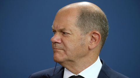 Olaf Scholz folgt den Ausführungen des Präsidenten der Palästinensischen Autonomiebehörde