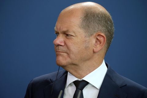 Olaf Scholz folgt den Ausführungen des Präsidenten der Palästinensischen Autonomiebehörde