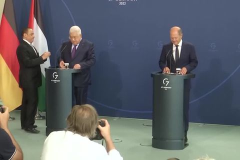 Bei Berlin-Besuch: "50 Massaker, 50 Holocausts": Palästinenserpräsident Abbas sorgt für Empörung