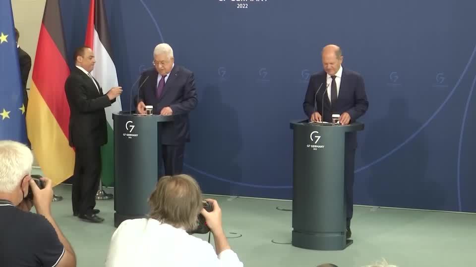 Pressekonferenz mit Palästinenserpräsident: Eklat in heiklen Zeiten: Abbas wirft Israel Holocaust vor – Scholz erntet Kritik wegen Schweigen