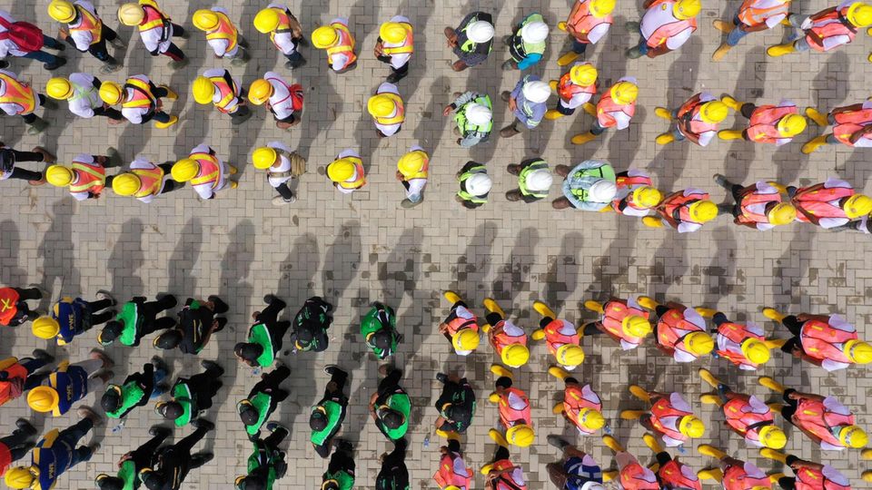Sepaku, Indonesien. Arbeiter nehmen am 77. Unabhängigkeitstag des Landes an einer Fahnenzeremonie an der Baustelle der künftigen Hauptstadt Indonesiens in Sepaku teil.