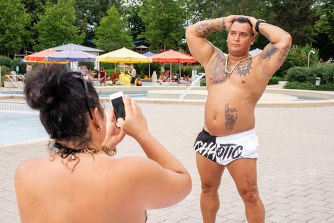 Poser am Beckenrand