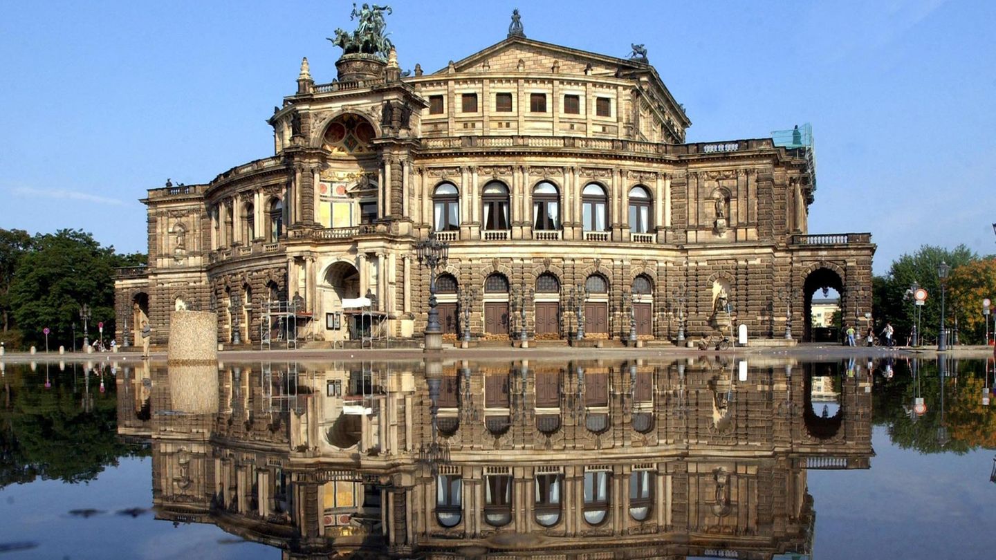 17. August 2002: Das Elbe-Hochwasser erreicht in Dresden seinen Höchststand und rettet Kanzler Schröder die Wiederwahl  Für die rot-grüne Regierung unter Gerhard Schröder läuft es nicht gut in diesem Wahlkampf im Sommer 2002. Der Bundeskanzler liegt in Wahlumfragen weit hinter seinem Herausforderer Edmund Stoiber zurück, da beginnt es im Osten der Republik und in Tschechien zu regnen. Es regnet so stark, dass das Wasser der Elbe unaufhaltsam steigt. Für die Menschen und Orte am Fluß weitet sich das Hochwasser zu einer Sintflut aus, Flußauen laufen über, Dämme brechen, Haus und Habe werden weggerissen, Soldaten des Bundeswehr und Mitarbeiter des Technischen Hilfswerks schuften bis zum Umfallen, um zu retten, was zu retten ist. In Deutschland ist Dresden als erste große Stadt betroffen. Am 9. August werden in der sächsischen Hauptstadt die Flutschutzwände aufgebaut. Und es regnet weiter. Das Hochwasser überflutet Dresden. In den Morgenstunden des 17. August erreicht die Elbe schließlich ihren Höchststand von 9.40 Metern. Sogar die Semperoper steht unter Wasser (hier eine Aufnahme vom 16. August). Schröder nutzt die Gelegenheit, sich als Krisenmanager zu profilieren. Die Bilder des Kanzlers in Gummistiefeln schreiben Geschichte. "Leadership in Gummistiefeln" nennt ein Journalist das. Schröders Einsatz zahlt sich aus. Sein Nein zum Irakkrieg und das Krisenmanagement während des Hochwassers führen dazu, dass seine Umfragewerte steigen und die SPD besonders in der betroffenen Region bei der Bundestagswahl zulegt. Rot-grün bleibt denkbar knapp an der Macht.