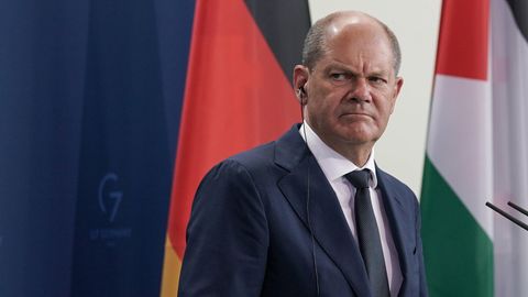 Pressekonferenz mit Palästinenserpräsident: Eklat in heiklen Zeiten: Abbas wirft Israel Holocaust vor – Scholz erntet Kritik wegen Schweigen