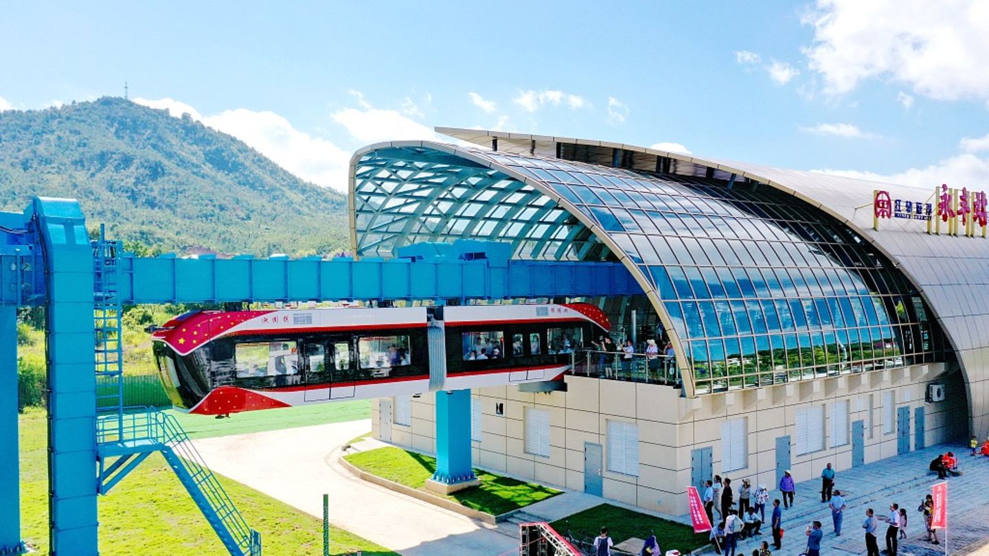 Der imposante "Bahnhof" der Versuchsanlage zeigt, dass große Hoffnungen auf dem Projekt liegen.