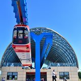 Die Bahn schwebt in etwa 10 Metern Höhe. Der Vorteil, so ein System kann auch in bestehenden Städten nachträglich installiert werden.