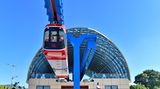 Die Bahn schwebt in etwa 10 Metern Höhe. Der Vorteil, so ein System kann auch in bestehenden Städten nachträglich installiert werden.