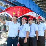 Stolzes Posieren vor "Red Rail".