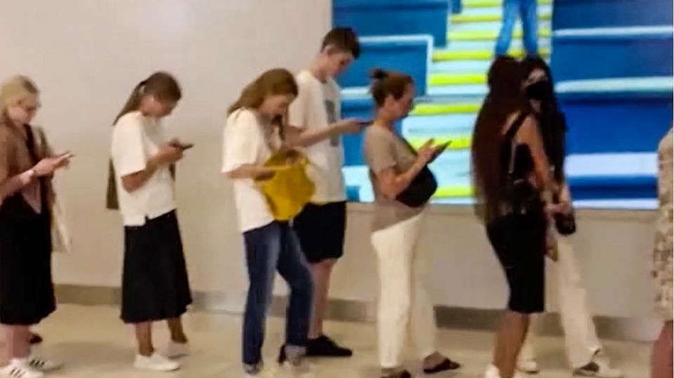 Ausverkauf bei H&M und Ikea: Firmen-Exodus hinterlässt Tausende Russen ohne Job