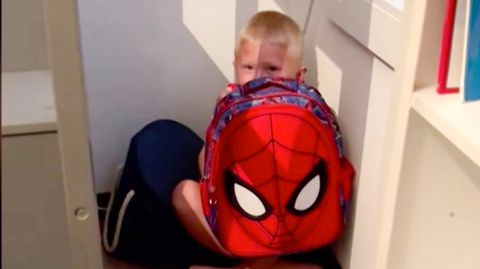 Schutz vor Amoklauf: Mutter stattet Sohn mit kugelsicheren Spiderman-Rucksack aus