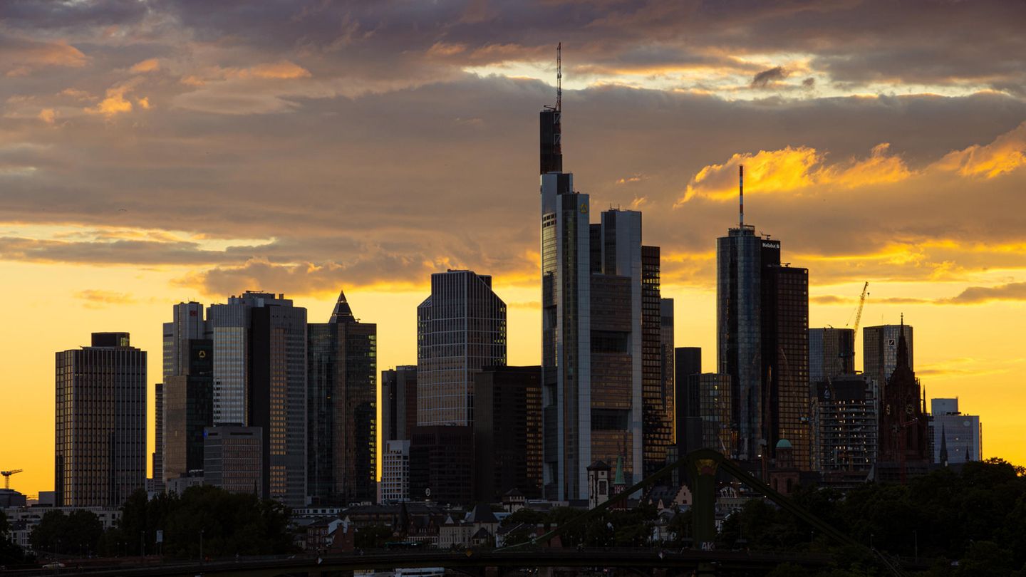 Die Bankensykline in Frankfurt im Abendlicht Die Bankensykline in Frankfurt im Abendlicht