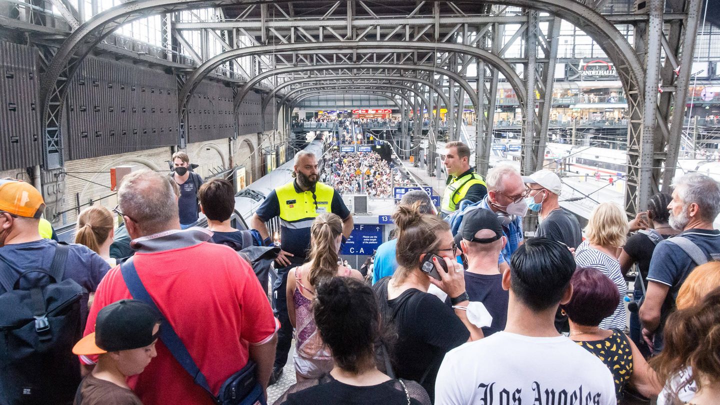 Überfüllter Bahnsteig am Hauptbahnhof Hamburg