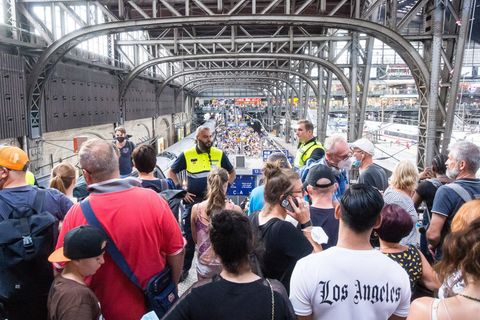 Überfüllter Bahnsteig am Hauptbahnhof Hamburg