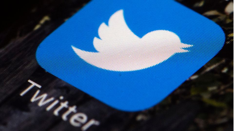 Das Twitter-Symbol wird auf einem Mobiltelefon angezeigt