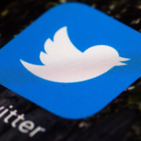 Das Twitter-Symbol wird auf einem Mobiltelefon angezeigt
