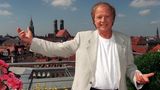 Er war Norddeutscher, geboren in Emden, aufgewachsen in Hamburg. Doch seinen größten Kinoerfolg feierte er in München: Für Bavaria Film drehte Wolfgang Petersen 1981 "Das Boot". Die Geschichte um eine U-Boot-Besatzung im Zweiten Weltkrieg erschien als Film und als Serie - und machte Petersen, der auch das Drehbuch schrieb, über Nacht berühmt. Vor einem Jahr ist der Filmemacher im Alter von 81 Jahren im Kreis seiner Familie in seinem Haus im kalifornischen Brentwood verstorben. Er erlag einem Bauchspeicheldrüsenkrebsleiden.