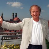 Er war Norddeutscher, geboren in Emden, aufgewachsen in Hamburg. Doch seinen größten Kinoerfolg feierte er in München: Für Bavaria Film drehte Wolfgang Petersen 1981 "Das Boot". Die Geschichte um eine U-Boot-Besatzung im Zweiten Weltkrieg erschien als Film und als Serie - und machte Petersen, der auch das Drehbuch schrieb, über Nacht berühmt. Vor einem Jahr ist der Filmemacher im Alter von 81 Jahren im Kreis seiner Familie in seinem Haus im kalifornischen Brentwood verstorben. Er erlag einem Bauchspeicheldrüsenkrebsleiden.