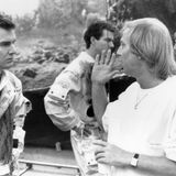 Durch den Erfolg von "Das Boot" und "Die unendliche Geschichte" machte Wolfgang Petersen auch Hollywood auf sich aufmerksam. 1985 drehte er den Science-Fiction-Film "Enemy Mine – Geliebter Feind", allerdings auf vertrautem Terrain: große Teile entstanden in den heimischen Bavaria Filmstudios. Hier gibt Petersen Hauptdarsteller Dennis Quaid Regieanweisungen. Ein Jahr später siedelte Petersen nach Los Angeles über - der Startschuss für eine immens erfolgreiche Hollywood-Karriere: Sechs der Filme, die Wolfgang Petersen verantwortete, erzielten dabei Einspielergebnisse von inflationsbereinigt über 100 Millionen Dollar.