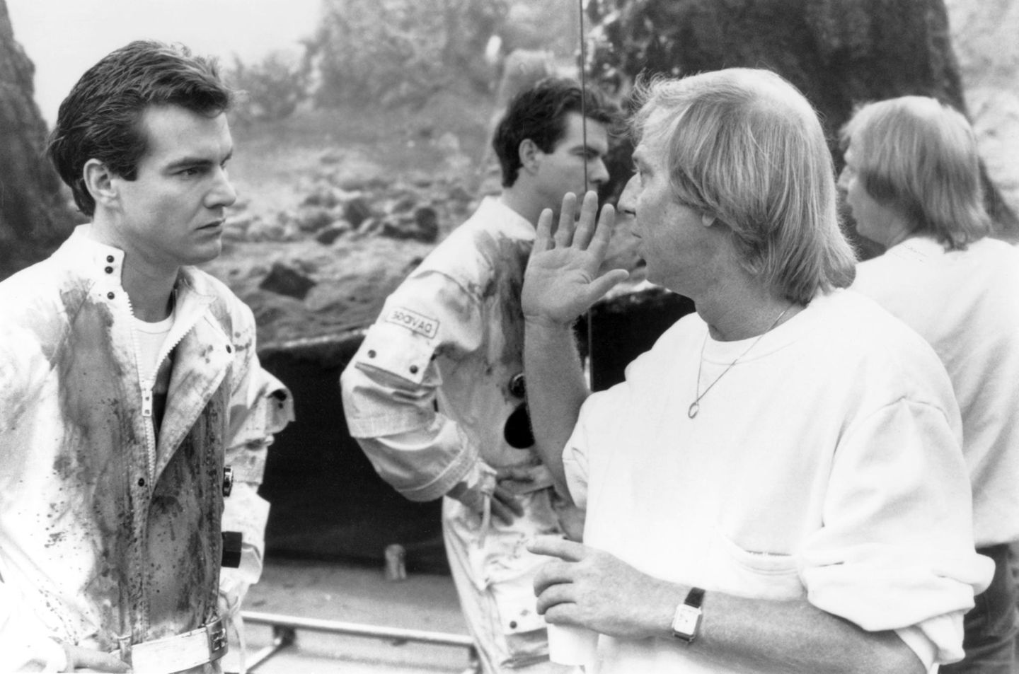Deutscher Regisseur: Durch den Erfolg von "Das Boot" und "Die unendliche Geschichte" machte Wolfgang Petersen auch Hollywood auf sich aufmerksam. 1985 drehte er den Science-Fiction-Film "Enemy Mine – Geliebter Feind", allerdings auf vertrautem Terrain: große Teile entstanden in den heimischen Bavaria Filmstudios. Hier gibt Petersen Hauptdarsteller Dennis Quaid Regieanweisungen. Ein Jahr später siedelte Petersen nach Los Angeles über - der Startschuss für eine immens erfolgreiche Hollywood-Karriere: Sechs der Filme, die Wolfgang Petersen verantwortete, erzielten dabei Einspielergebnisse von inflationsbereinigt über 100 Millionen Dollar. Durch den Erfolg von "Das Boot" und "Die unendliche Geschichte" machte Wolfgang Petersen auch Hollywood auf sich aufmerksam. 1985 drehte er den Science-Fiction-Film "Enemy Mine – Geliebter Feind", allerdings auf vertrautem Terrain: große Teile entstanden in den heimischen Bavaria Filmstudios. Hier gibt Petersen Hauptdarsteller Dennis Quaid Regieanweisungen. Ein Jahr später siedelte Petersen nach Los Angeles über - der Startschuss für eine immens erfolgreiche Hollywood-Karriere: Sechs der Filme, die Wolfgang Petersen verantwortete, erzielten dabei Einspielergebnisse von inflationsbereinigt über 100 Millionen Dollar.
