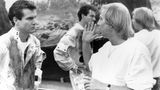 Durch den Erfolg von "Das Boot" und "Die unendliche Geschichte" machte Wolfgang Petersen auch Hollywood auf sich aufmerksam. 1985 drehte er den Science-Fiction-Film "Enemy Mine – Geliebter Feind", allerdings auf vertrautem Terrain: große Teile entstanden in den heimischen Bavaria Filmstudios. Hier gibt Petersen Hauptdarsteller Dennis Quaid Regieanweisungen. Ein Jahr später siedelte Petersen nach Los Angeles über - der Startschuss für eine immens erfolgreiche Hollywood-Karriere: Sechs der Filme, die Wolfgang Petersen verantwortete, erzielten dabei Einspielergebnisse von inflationsbereinigt über 100 Millionen Dollar.