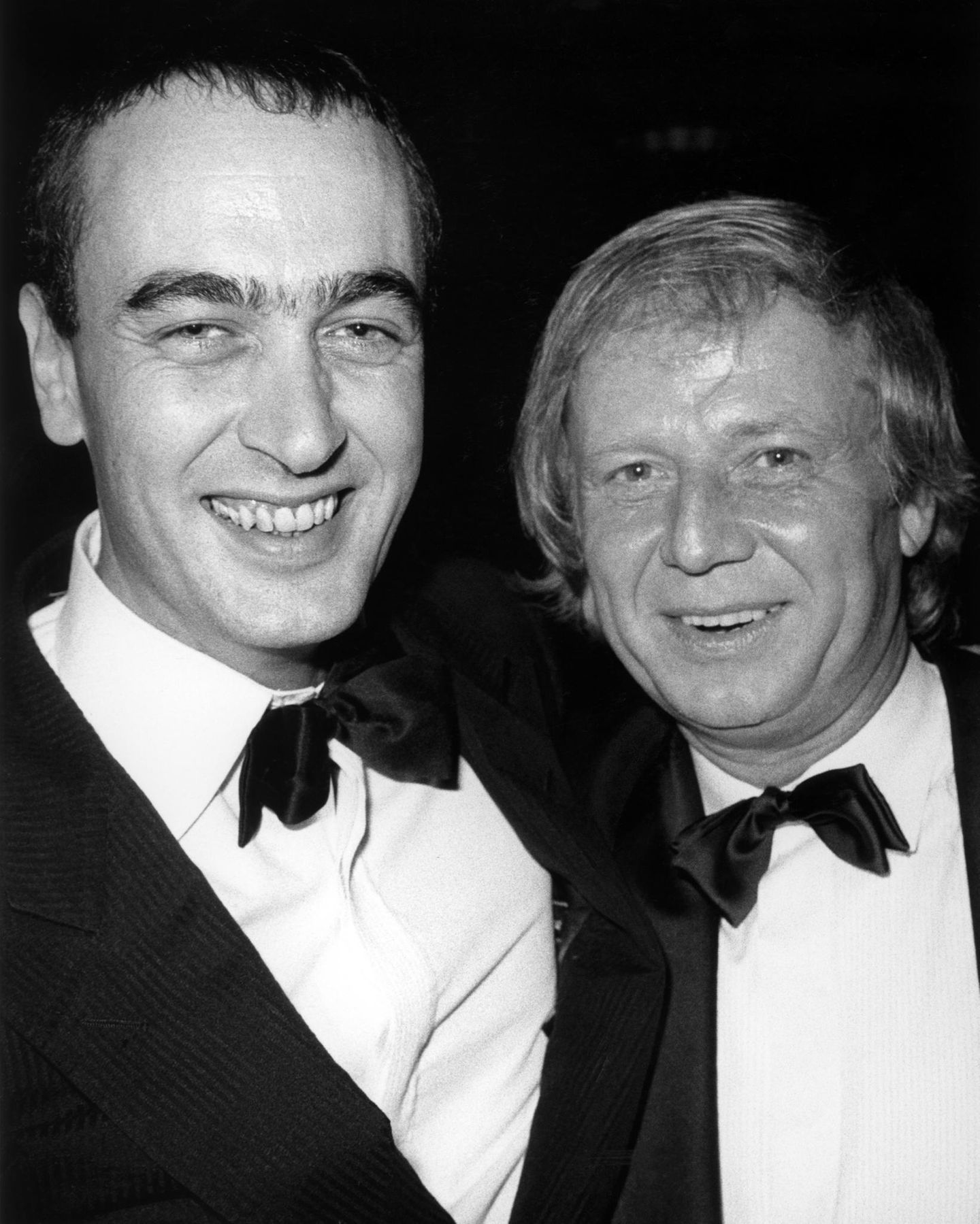 Deutscher Regisseur: Zwei der bedeutendsten Persönlichkeiten des deutschen Films auf einem der seltenen gemeinsamen Fotos: Bernd Eichinger und Wolfgang Petersen. Zusammen verfilmten sie 1984 Michael Endes "Die unendliche Geschichte", Eichinger als Produzent, Petersen als Regisseur. Beide standen einander sehr nah: "Er war ein ganz enger Freund", sagte Petersen über den 2011 verstorbenen Eichinger. Zwei der bedeutendsten Persönlichkeiten des deutschen Films auf einem der seltenen gemeinsamen Fotos: Bernd Eichinger und Wolfgang Petersen. Zusammen verfilmten sie 1984 Michael Endes "Die unendliche Geschichte", Eichinger als Produzent, Petersen als Regisseur. Beide standen einander sehr nah: "Er war ein ganz enger Freund", sagte Petersen über den 2011 verstorbenen Eichinger.