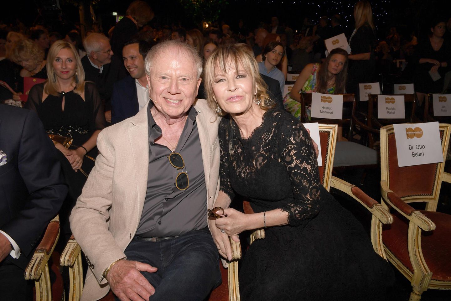 Deutscher Regisseur: Seit 1978 war Wolfgang Petersen mit Maria Borgel-Petersen verheiratet. Sie war 1977 seine Regieassistentin bei dem Film "Die Konsequenz" - der als einer der ersten deutschen Filme von homosexueller Liebe erzählte. In erster Ehe war Petersen von 1970 bis 1978 mit der Schauspielerin Ursula Sieg verheiratet. Seine zweite Ehe hielt bis zu seinem Tod: Als Wolfgang am 12. August 2022 in seinem Haus im kalifornischen Brentwood einschlief, war auch Maria Borgel-Petersen an seiner Seite. Seit 1978 war Wolfgang Petersen mit Maria Borgel-Petersen verheiratet. Sie war 1977 seine Regieassistentin bei dem Film "Die Konsequenz" - der als einer der ersten deutschen Filme von homosexueller Liebe erzählte. In erster Ehe war Petersen von 1970 bis 1978 mit der Schauspielerin Ursula Sieg verheiratet. Seine zweite Ehe hielt bis zu seinem Tod: Als Wolfgang am 12. August 2022 in seinem Haus im kalifornischen Brentwood einschlief, war auch Maria Borgel-Petersen an seiner Seite.