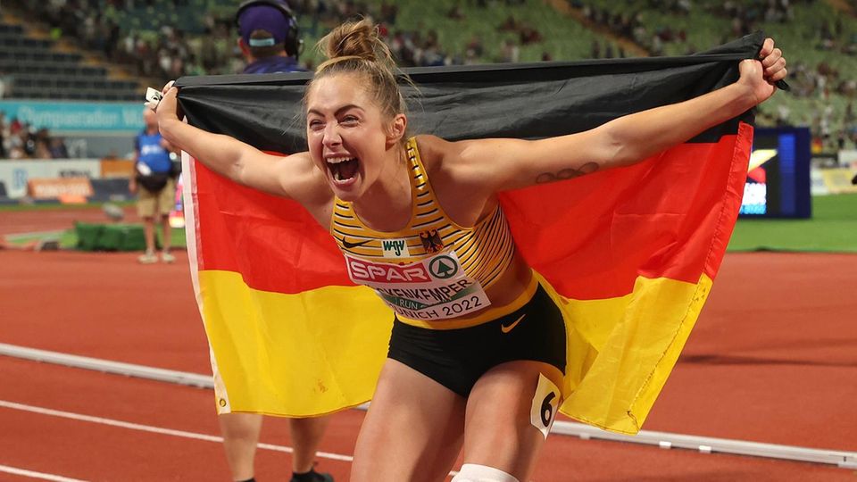 Gina Lückenkemper feiert den EM-Titel im Münchner Olympiastadion