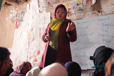 Mutige afghanische Lehrerin unterrichtet Mädchen heimlich in geheimer Höhle