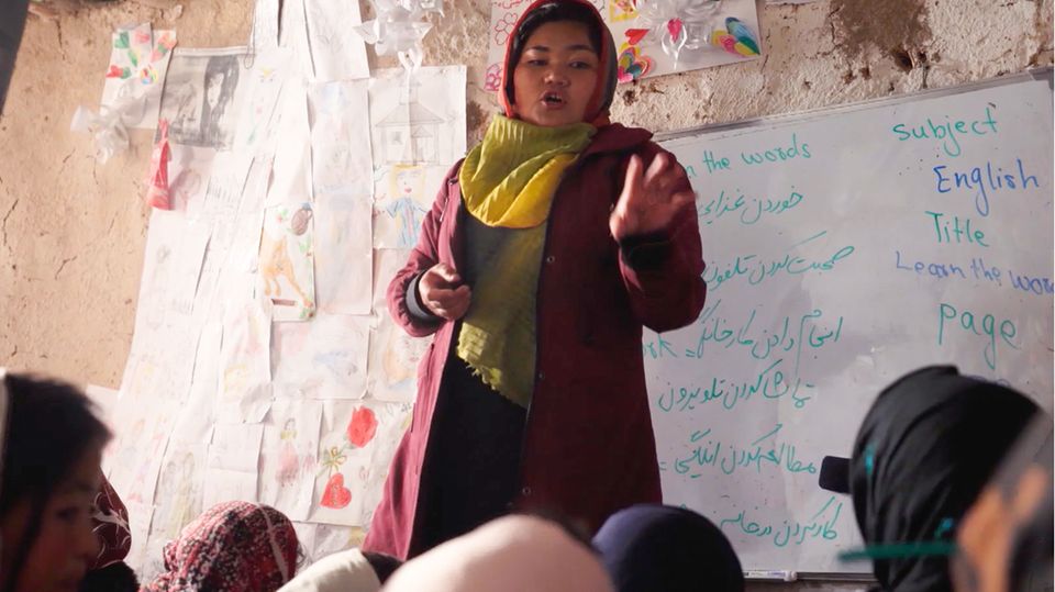 Mutige afghanische Lehrerin unterrichtet Mädchen heimlich in geheimer Höhle
