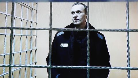 Alexej Nawalny ist während einer Gerichtsverhandlung per Video aus einem Gefängnis zugeschaltet