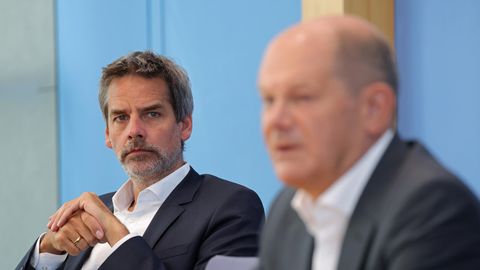 Regierungssprecher Steffen Hebestreit (l) und Bundeskanzler Olaf Scholz (SPD)