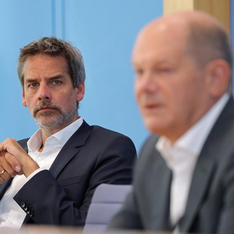 Regierungssprecher Steffen Hebestreit (l) und Bundeskanzler Olaf Scholz (SPD)