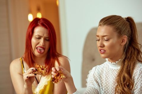 Zwei Frauen ekeln sich vor ihrer Pizza