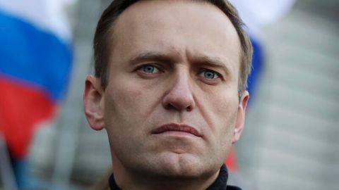 Alexej Nawalny ist seit seiner Rückkehr nach Russland in Haft. Russlands bekanntester Oppositioneller, der vor zwei Jahren nur knapp einen Mordanschlag überlebte, hat schon lange vor dem von Präsident Wladimir Putin angeordneten Krieg harte Sanktionen gegen die kremlnahen Schwerreichen seines Landes gefordert.