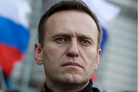 Alexej Nawalny ist seit seiner Rückkehr nach Russland in Haft. Russlands bekanntester Oppositioneller, der vor zwei Jahren nur knapp einen Mordanschlag überlebte, hat schon lange vor dem von Präsident Wladimir Putin angeordneten Krieg harte Sanktionen gegen die kremlnahen Schwerreichen seines Landes gefordert.